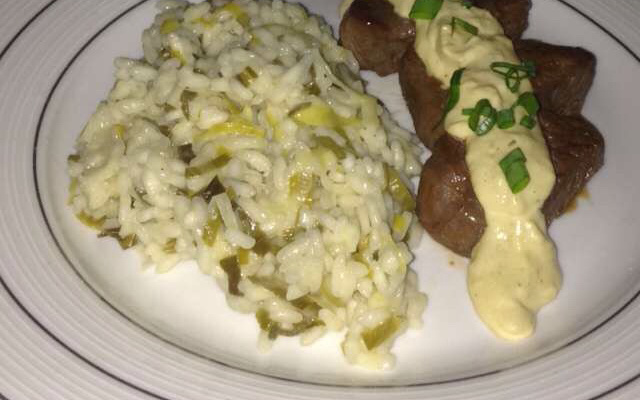 Filé mignon ao molho de mostarda com risoto de alho-poró