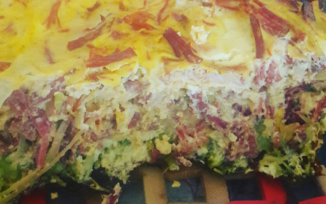 Torta de carne seca e brócolis