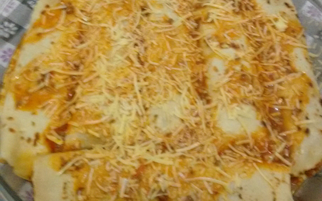 Panquecas com recheio de carne moída e acelga ao molho de tomate