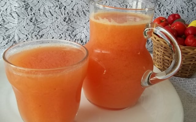 Suco de caju e acerola