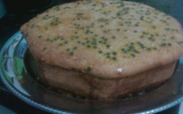 Bolo de maracujá com calda de maracujá