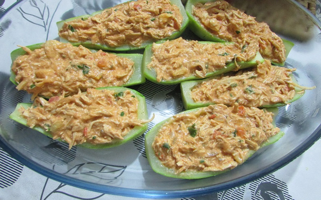 Abobrinha recheada com frango (Zapalito)