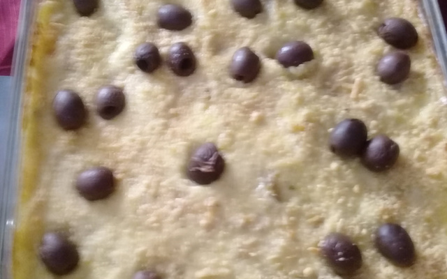 Bacalhoada gratinada com creme de mandioca