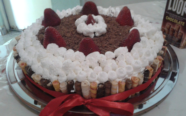 Bolo de chocolate e morango com Twix