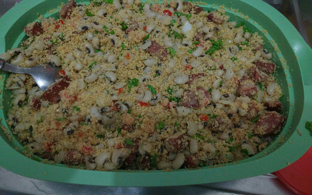 Farofa de feijão com linguiça