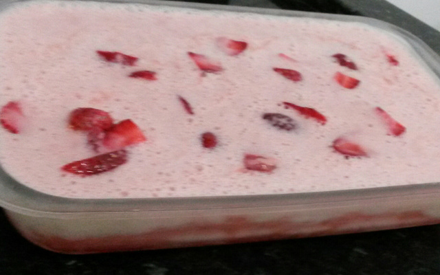 Picolé fruttare de morango na travessa