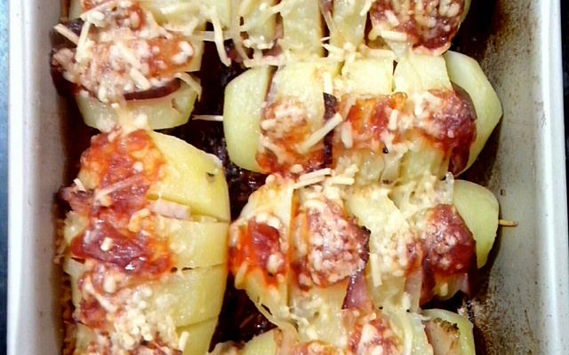 Batata recheada com bacon e calabresa