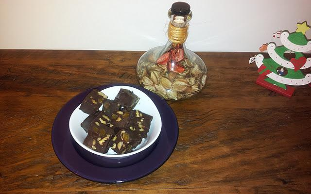 Fudge de chocolate com nozes e damasco