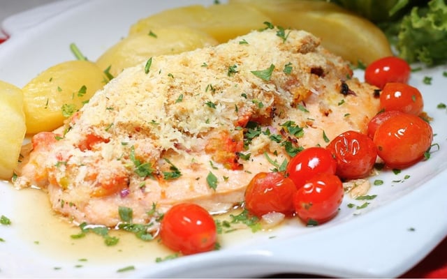 Filé de peixe ao forno com batatas finalizado com queijo ralado