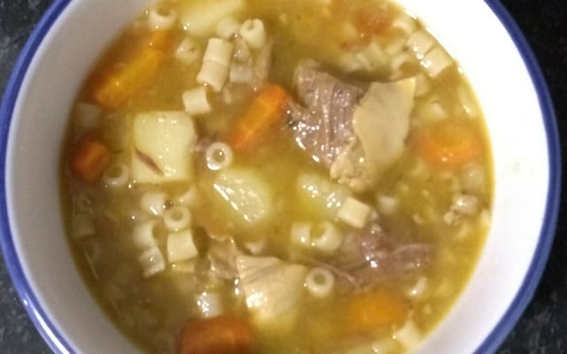 Sopa de costela com macarrão