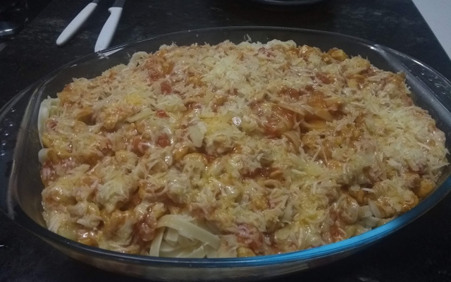Macarrão com frango desfiado e queijos