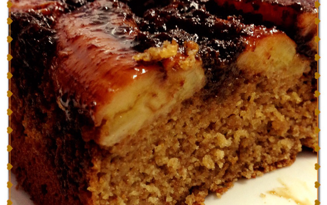 Bolo integral de banana caramelizada