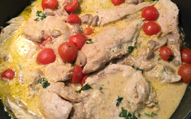 Bifinhos de peru com natas e cogumelos (rápido de fazer)