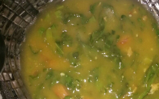 Caldo verde de mandioca com mandioquinha