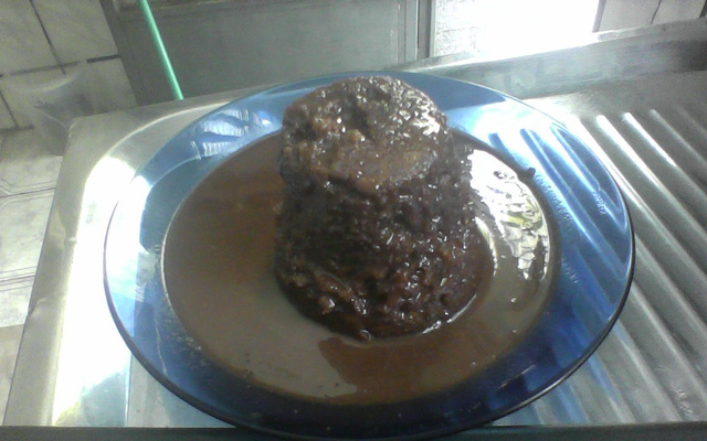 Bolo de caneca integral com cobertura de chocolate integral