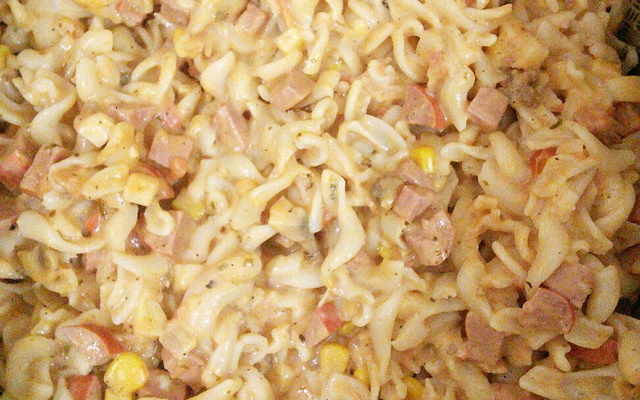 Macarrão com salsicha e creme de leite