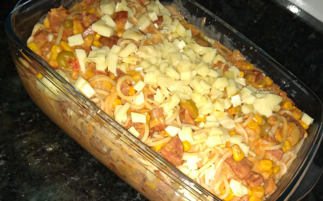 Macarrão cremoso com calabresa