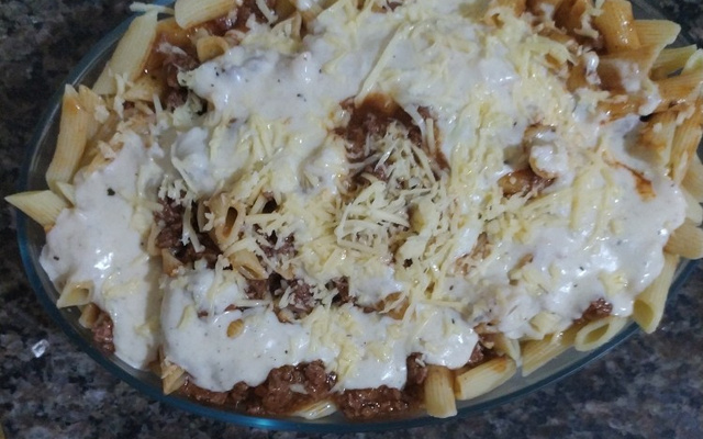 Macarronada com molho branco e molho bolonhesa