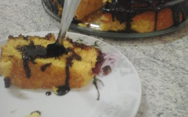 Bolo de cenoura com calda de chocolate que derrete na boca
