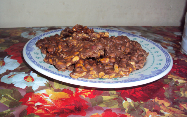 Pé de moleque com chocolate e leite condensao