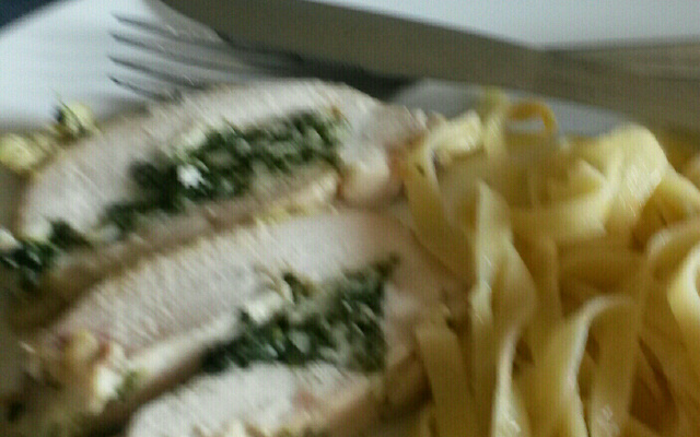 Saboroso peito de frango recheado