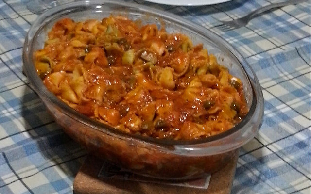 Penne com atum e alcaparras