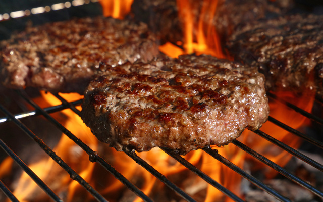 Hambúrguer artesanal recheado com mussarela