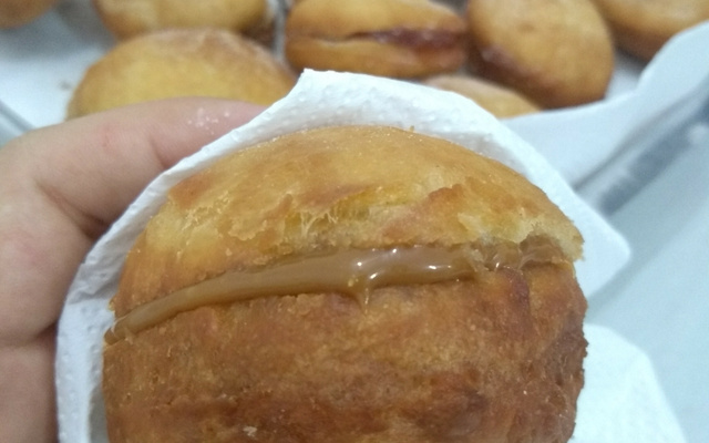 Sonho com recheio de doce de leite