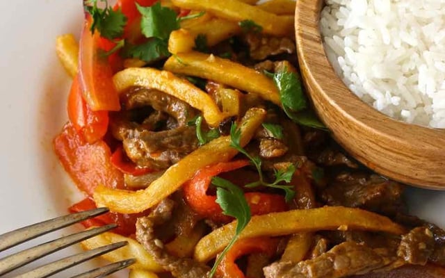 Lomo saltado (prato peruano)