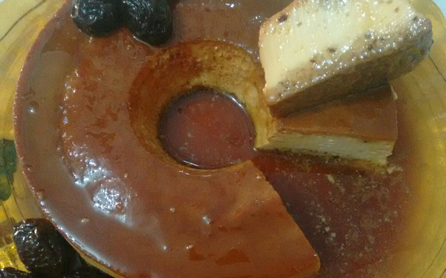 Pudim de ameixa em calda