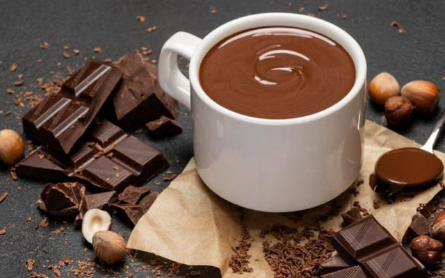 Chocolate quente com barra de chocolate (usando 3 ingredientes)