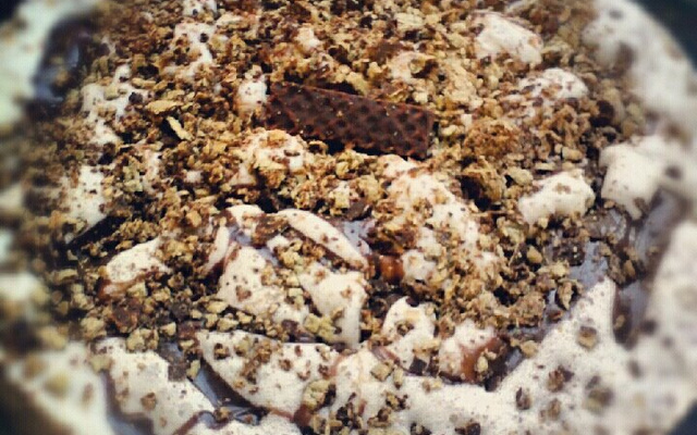 Torta de brigadeiro, sorvete e bis