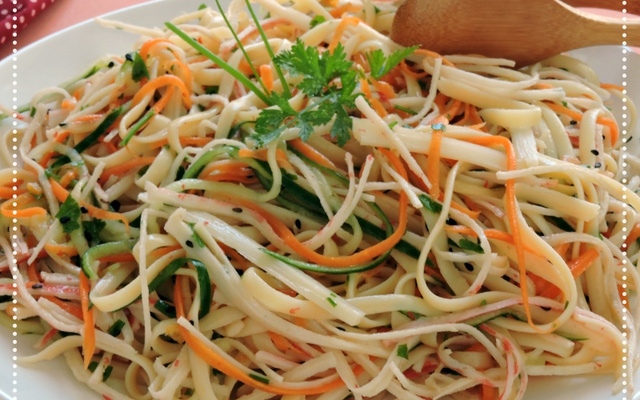 Salada de linguini com kani-kama e palmito da ABIMAPI