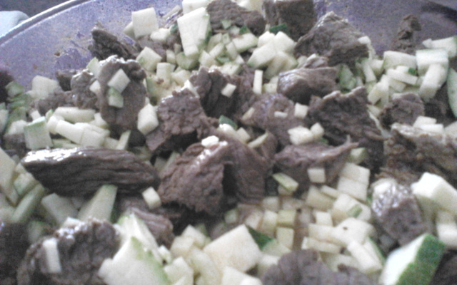 Carne com abobrinha no micro-ondas