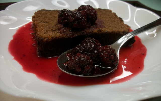 Bolo de chocolate com calda quente de amora