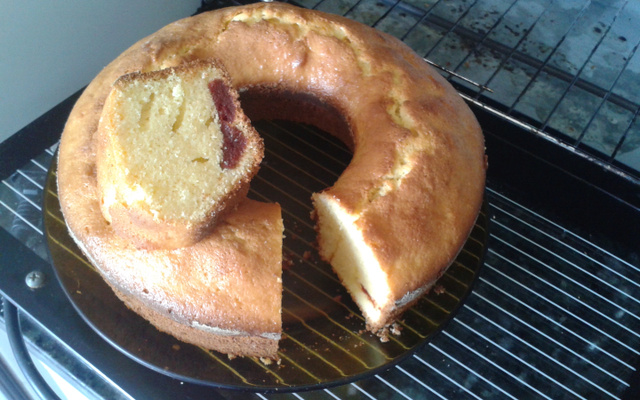 Bolo de fubá com goiabada e queijo