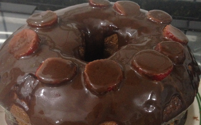 Bolo de chocolate e calda de chocolate