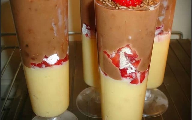 Mini taça branca e preta com morango