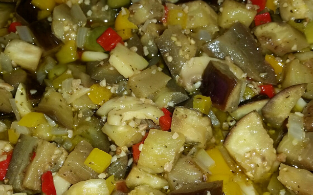 Antepasto de berinjela ao forno de microondas