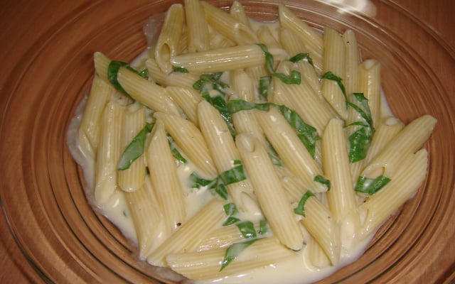 Penne ao molho de gorgonzola e rúcula