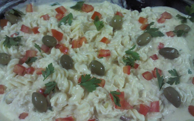 Macarrão ao molho branco e frango