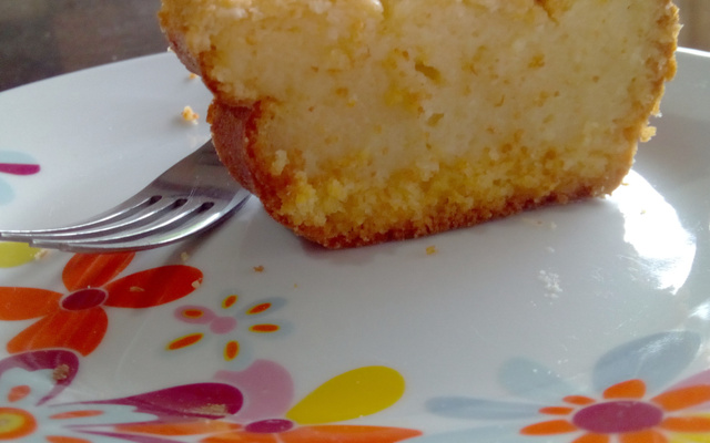 Broa cremosa de fubá com queijo e coco