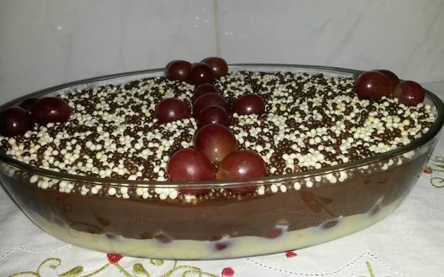 Bombom de uva na travessa