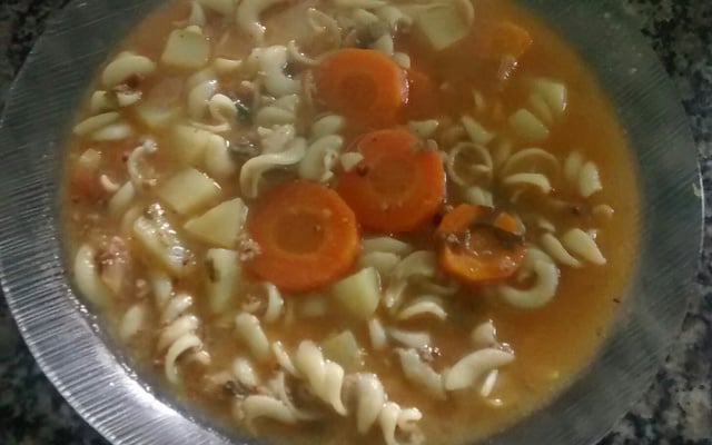 Sopa de legumes com macarrão