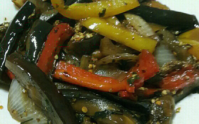 Salada de berinjela com uvas-passas