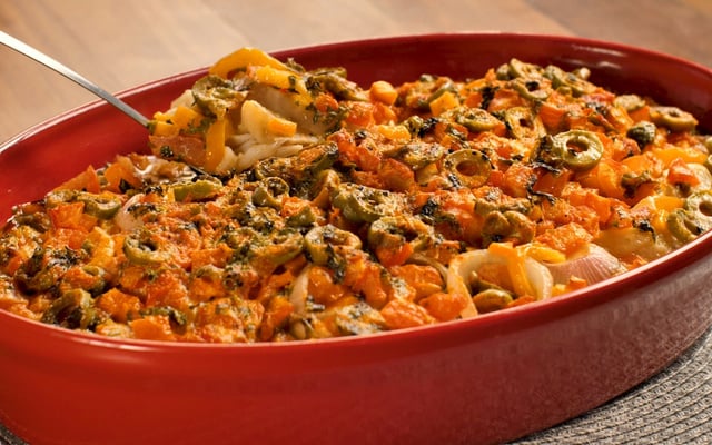 Bacalhau ao forno com vegetais, extrato de tomate e molho branco