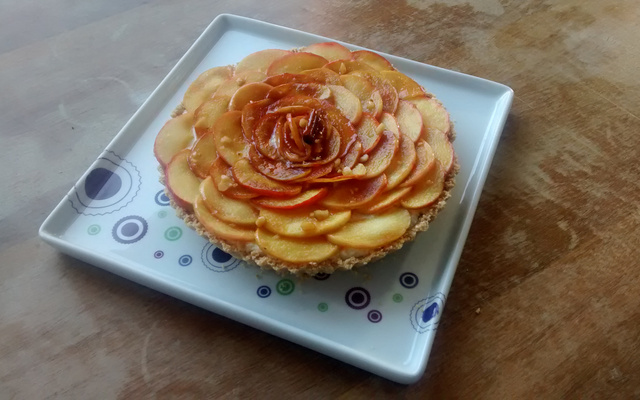 Torta de maçã caramelizada com castanha-do-pará e mousse de leite condensado cozido