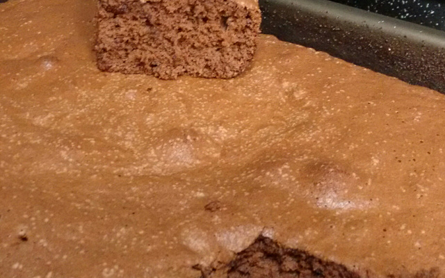 Pão de ló de chocolate com recheio e cobertura