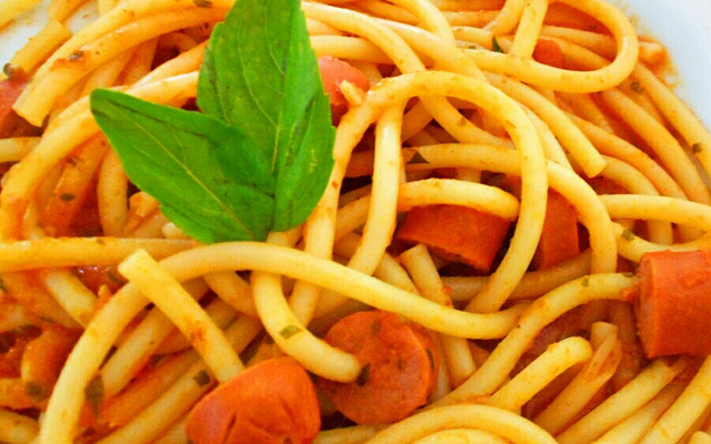 Macarrão com salsicha e molho de pizza (preferencial)