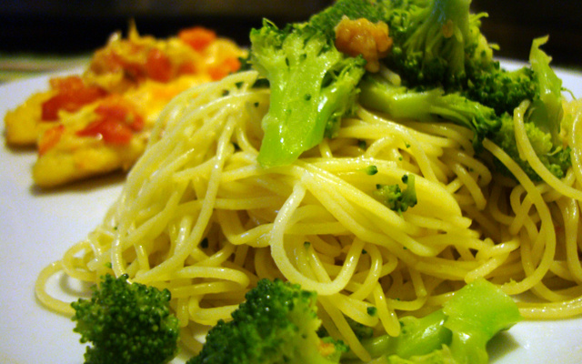 Cabelo de anjo ao alho com brócolis
